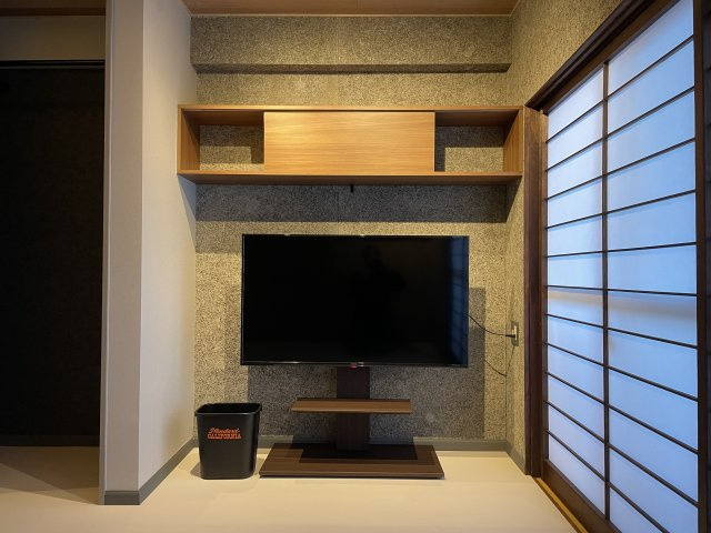 パレ菜園のエントランス|テレビは残置物