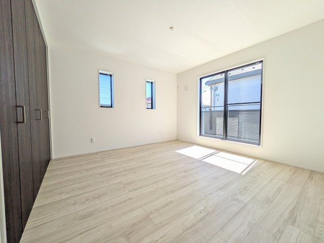 八王子市　丸山町　新築一戸建ての寝室|～2階8.0帖の主寝室　ベッドなど大型家具のレイアウトもしやすい広さです～