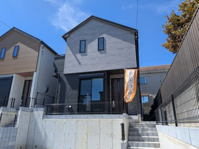 八王子市　丸山町　新築一戸建ての外観|～小宮駅徒歩26分　並列2台駐車可能カースペース付き　6ｍ道路につき駐車もしやすいです～