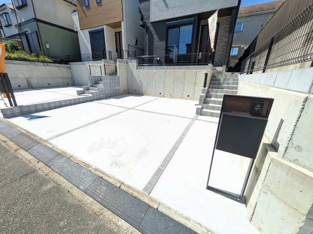 八王子市　丸山町　新築一戸建ての駐車場|～並列2台駐車可能カースペース～