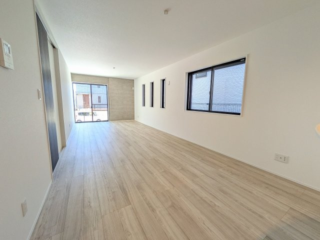 八王子市　丸山町　新築一戸建ての居間・リビング|～19.0帖の明るいLDKで、家族団欒の時間をお過ごしいただけます～
