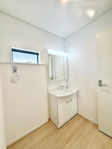 岩出市中島　新築戸建の独立洗面台