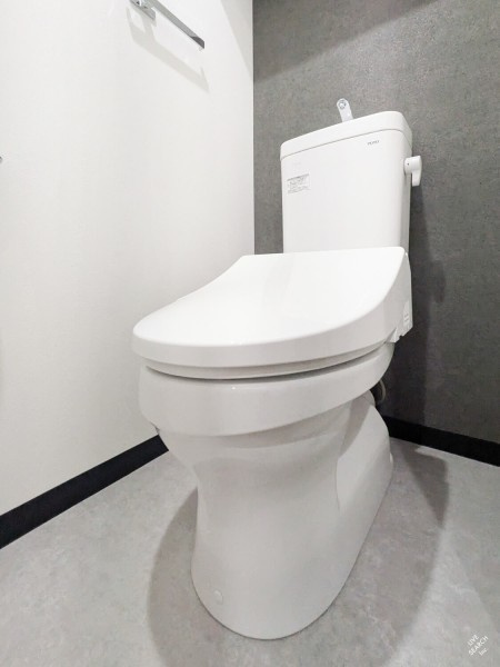 Ｔｈｅ　Ｓｈｉｎａｇａｗａ　Ｅａｓｔ　Ｒｅｓｉｄｅｎｃｅのトイレ|落ち着いた色調のトイレです