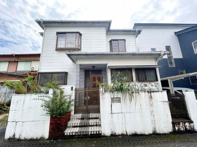 「子育て環境と利便性が魅力の住まい」高知市神田　中古一戸建ての外観|白を基調としたすっきり佇む2階建て戸建て。門扉や前庭を備えた、落ち着きのある住宅街の住まいです。
