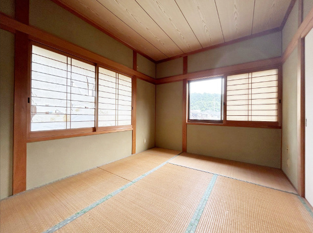 「子育て環境と利便性が魅力の住まい」高知市神田　中古一戸建ての和室|障子から優しい光が広がる落ち着いた居室。日本の伝統美を感じながらゆったり過ごせるお部屋です。