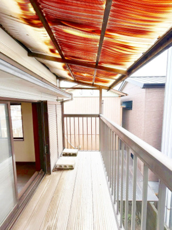 「子育て環境と利便性が魅力の住まい」高知市神田　中古一戸建てのバルコニー|屋根付きで急な雨でも安心なベランダ。陽当たり・風通しも良く、洗濯物や布団干しにも便利なスペースです。