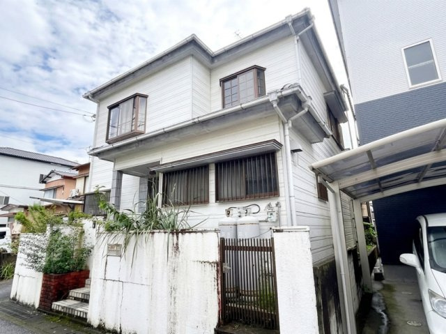 「子育て環境と利便性が魅力の住まい」高知市神田　中古一戸建ての外観|落ち着いた住環境に佇む2階建て戸建て。車庫スペースも確保された親しみやすい佇まいの住まいです。
