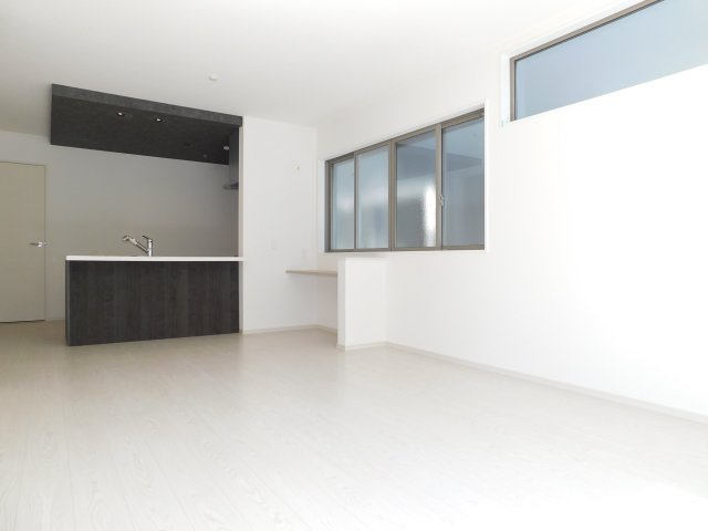 名古屋市瑞穂区中根町５丁目の新築一戸建の居間・リビング|◇リビング◇　　南面を含む２面採光で明るいリビング１５．９帖　大きな窓の開放感のあるリビング♪