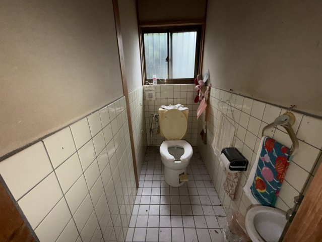 築上郡上毛町　平屋中古一戸建てのトイレ