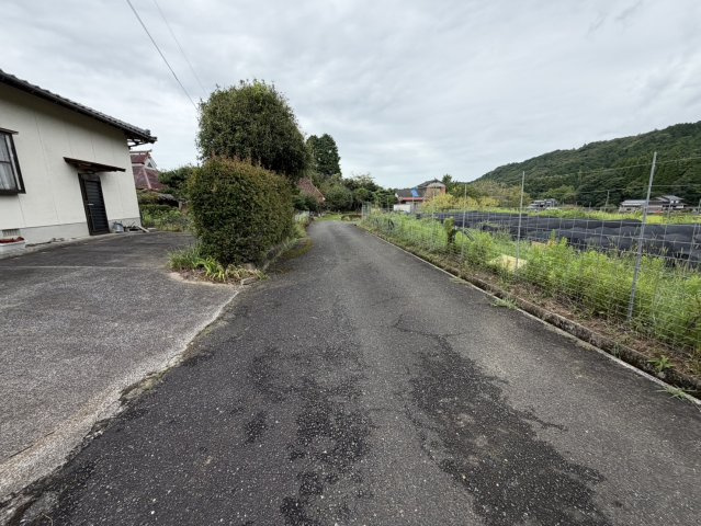 築上郡上毛町　平屋中古一戸建ての前面道路含む現地写真