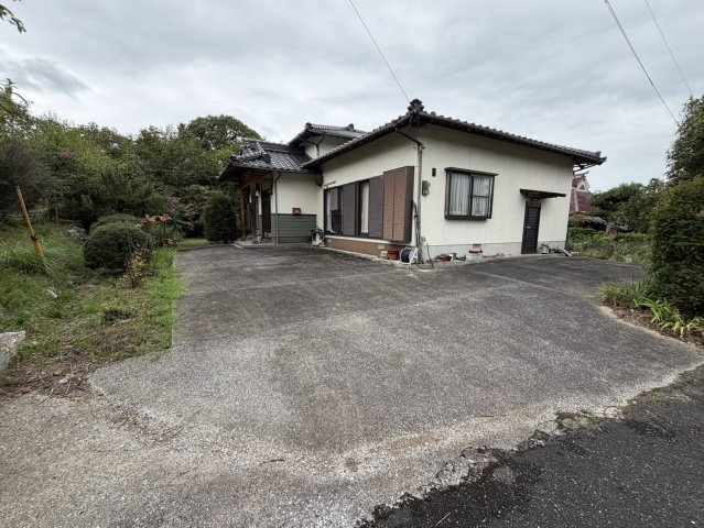 築上郡上毛町　平屋中古一戸建ての駐車場|広々とした敷地です！車も複数台とめれます！