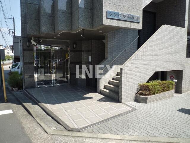 横浜市西区中央１丁目の賃貸マンションのエントランス