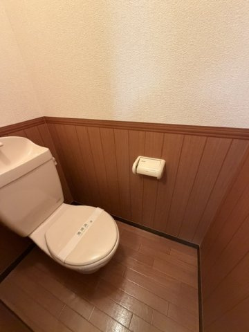 FULL　HOUSEのトイレ|落ち着いた色調のトイレです