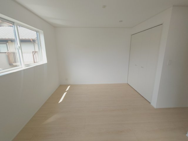 クレイドルガーデンさぬき市志度第２◇耐震等級３取得の地震に強いオール電化住宅です！の収納|３号棟主寝室
大型の家具を設置しても圧迫感が生まれにくく、空間に余白を持たせた自由度の高いコーディネートができる２階主寝室です。