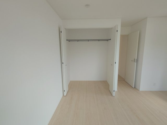 クレイドルガーデンさぬき市志度第２◇耐震等級３取得の地震に強いオール電化住宅です！の収納|３号棟洋室
内部には収納棚などが設置されていて収納力が高くで衣類以外の大きなものも収納できます。
