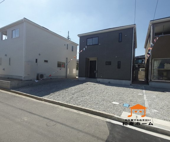 クレイドルガーデンさぬき市志度第２◇耐震等級３取得の地震に強いオール電化住宅です！の外観|３号棟現地
スタイリッシュで落ち着いた雰囲気のあるダークグレーの外壁のお家です。ほこり・排気ガス・雨だれなどの日常的な汚れが白系より目立ちにくく、きれいな印象を保ちやすいです。