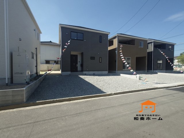 クレイドルガーデンさぬき市志度第２◇耐震等級３取得の地震に強いオール電化住宅です！の前面道路含む現地写真|３号棟現地写真
駐車場スペースは３台以上のゆったりとした区画です。入居者以外の出入りが少ないので駐車が苦手な方にも安心です。家族の複数台所有や来客用駐車や将来的な車の増台にも対応しやすいです。