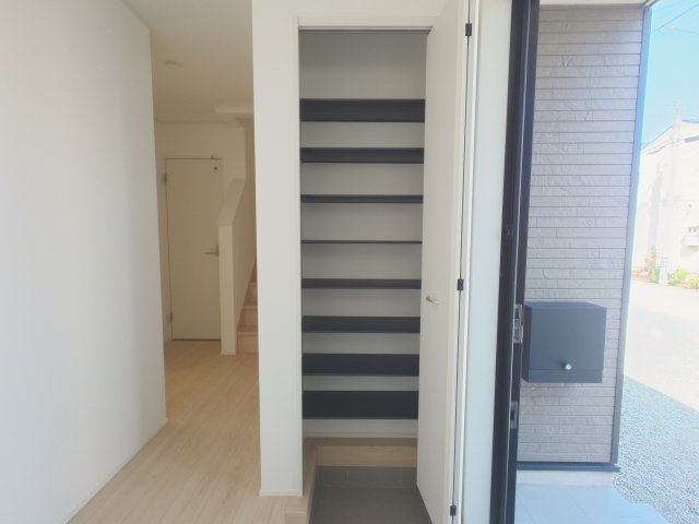 クレイドルガーデンさぬき市志度第２◇耐震等級３取得の地震に強いオール電化住宅です！の収納|３号棟玄関収納
扉付きのシューズインクローゼットは表に出る靴や荷物を減らせるので、来客時でも玄関をきれいに見せやすいです。靴の種類や量の変化に合わせて収納を組み替えられる便利な可動棚付きです！