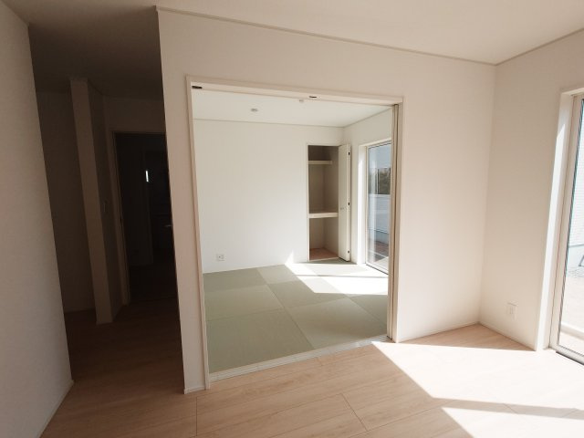 クレイドルガーデンさぬき市志度第２◇耐震等級３取得の地震に強いオール電化住宅です！の和室|３号棟
畳は柔らかいので、そのまま寝転がったり、客間として来客を案内したりできる便利な和室です。用途を自由自在に変えられる和室は、生活に寄り添った部屋として重宝します。