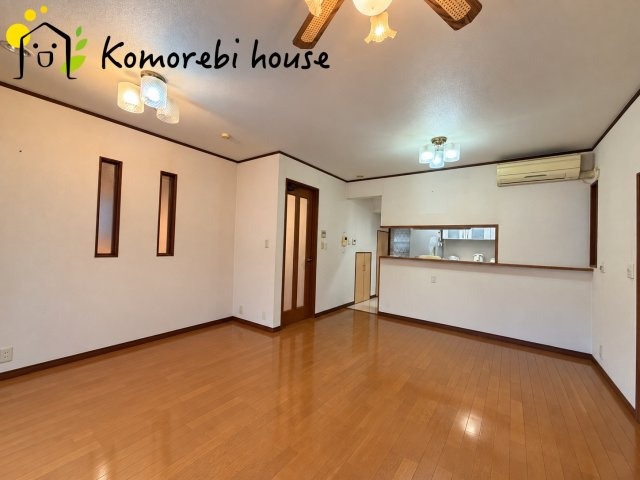 桶川市朝日3丁目　中古一戸建ての居間・リビング|※写真はAI加工により残置物を消去しています。室内の仕様・状態等は現況を優先します。