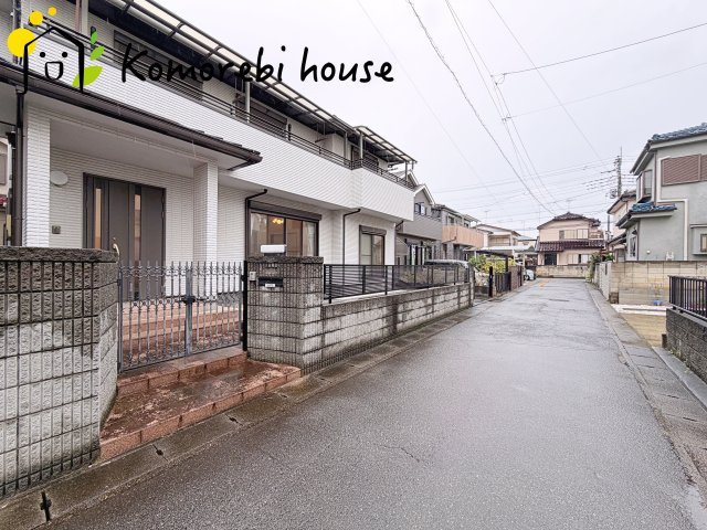 桶川市朝日3丁目　中古一戸建ての前面道路含む現地写真|南東道路に接道しておりますので、陽当り良好です。