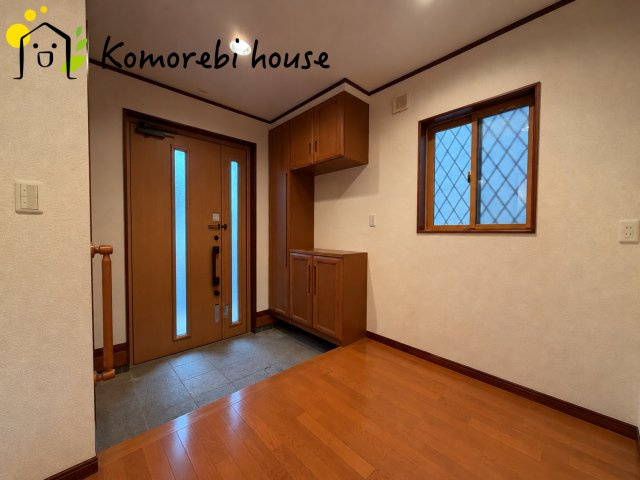 桶川市朝日3丁目　中古一戸建ての玄関|一般的な建売住宅だと中々ない広々とした玄関です。