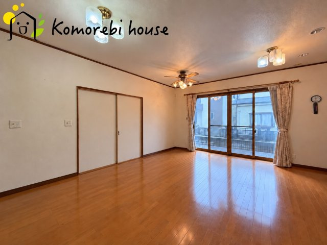 桶川市朝日3丁目　中古一戸建ての居間・リビング|※写真はAI加工により残置物を消去しています。室内の仕様・状態等は現況を優先します。