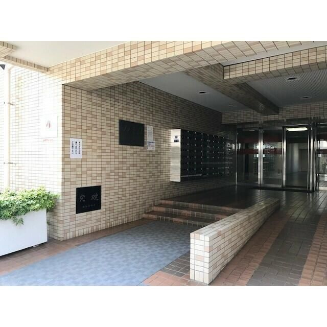 ファミーユ第２前川ビルのエントランス
