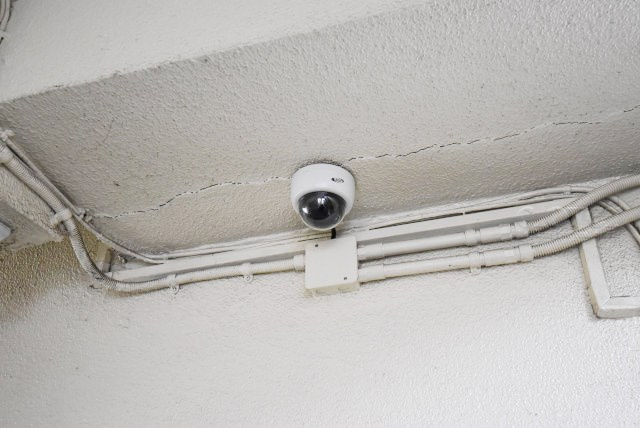 【防犯設備】 | 杉並コーポラス | 建物や敷地の隅々に目を光らせる防犯カメラが設置されています。現地を見学される際には、カメラの存在やその台数にも意識を払ってみてください。～即日のご見学可能～　お問合せはお気軽にどうぞ。
