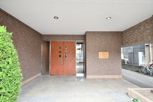 ドメイン浦和のエントランス|■お客様との会話を大切にし、一人ひとりにあった資金計画やプランをご提案致します。「家を買って終わり」ではなく、「買ってからがスタート」と考え、ご提案します。ローンのご相談は私たちにお任せ下さい。