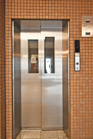 ドメイン浦和のその他共用部分|駐車場もご用意しておりますので、お車でご来店の方も安心してお越し頂けます。「今から物件を見たい」なども大歓迎！周辺環境・住みやすさetc.　ご家族の未来まで考え、ご提案させていただきます。