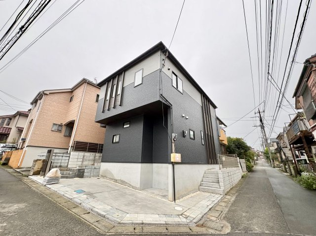 【仲介手数料半額】富士見市渡戸3丁目の外観|長期優良住宅・断熱等性能等級5を取得した新築4LDK。住宅性能評価書付きで、性能面にも配慮された住まいです。ふじみ野駅まで徒歩16分、自転車なら約5分。北・西道路に面した角地で、開放感も魅力です。