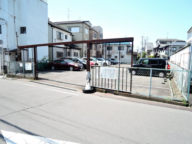 アヴァンセ高槻の駐車場