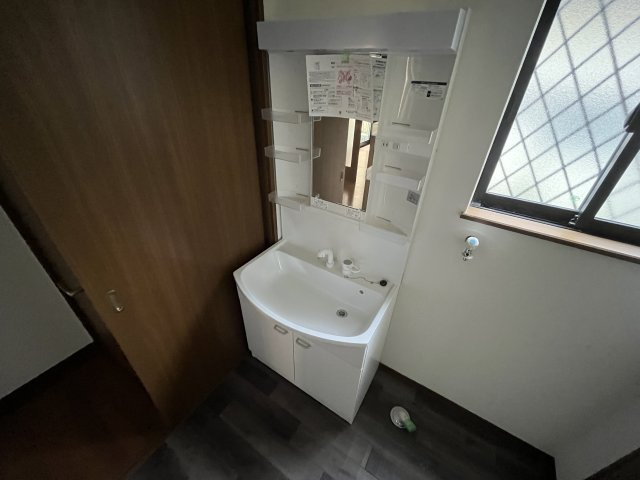 城南５丁目貸家１号室の独立洗面台|朝の支度にも助かる、独立の洗髪洗面化粧台