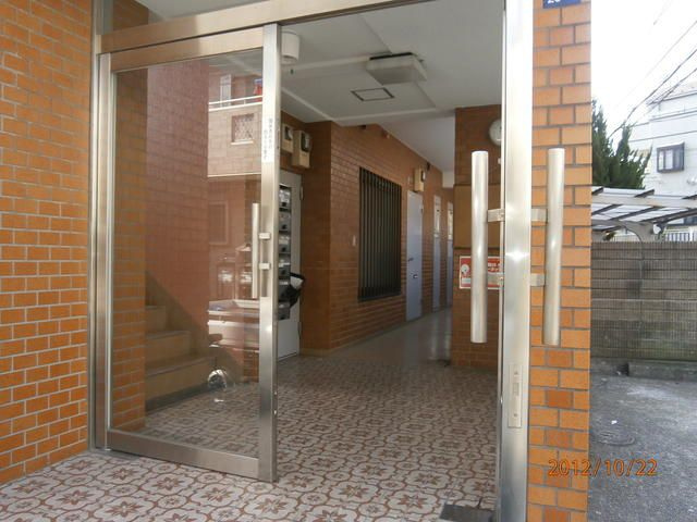 平沢ハイツのエントランス