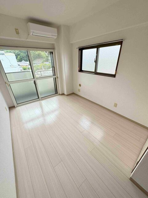 稲城市大丸の賃貸マンションの居間・リビング
