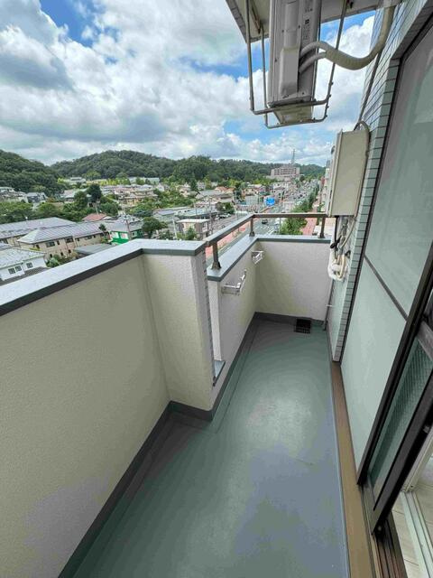 稲城市大丸の賃貸マンションのバルコニー
