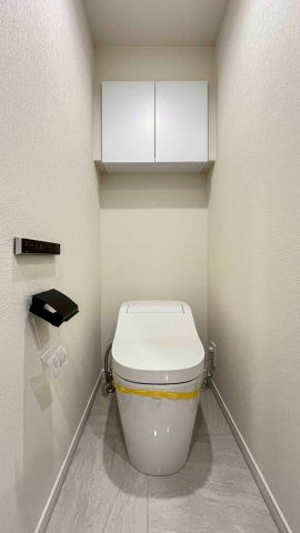 浜町パークハイツのトイレ|清潔感のあるスタイリッシュなタンクレストイレです。