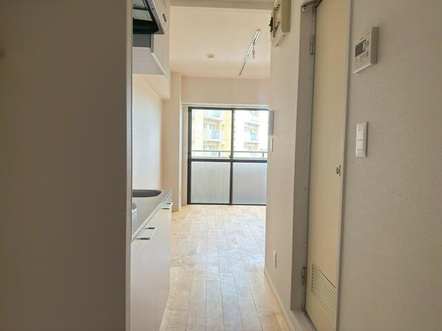 稲城市東長沼の賃貸マンションの玄関
