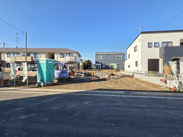 新築　太田市市場町第8　1号棟　Cradle Gardenの駐車場|現地写真　駐車は建物南側に並列4台+軽1台可能です！