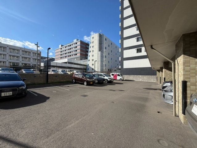 ダイアパレス美術館通の駐車場