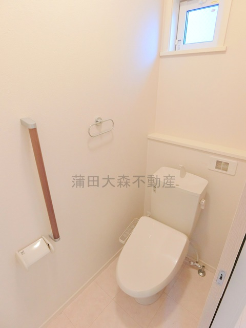 リエゾン池上のトイレ|窓と温水洗浄便座付きのトイレ