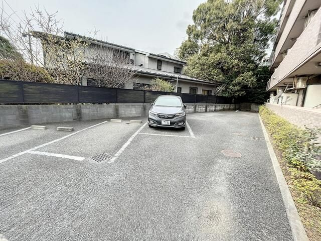 グランドール東寺尾の駐車場