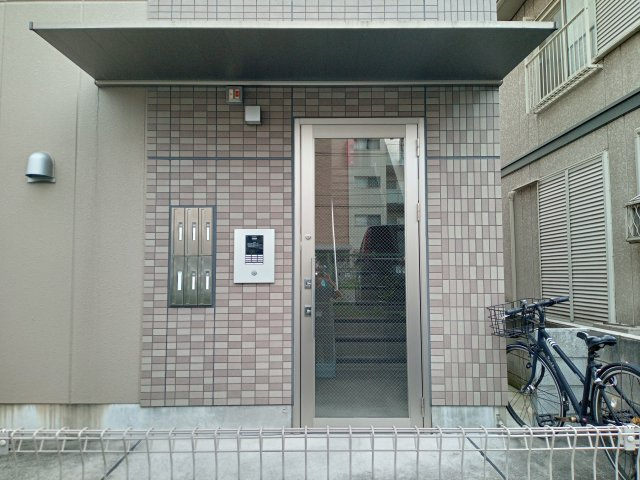 川崎市多摩区登戸の賃貸マンションのエントランス
