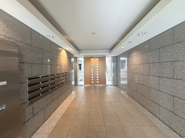OPUSのエントランス|エントランス

現地ご見学希望・資料請求などお気軽にお問い合わせ下さい！
03-5990-5201