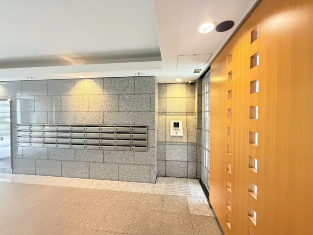 OPUSのエントランス|オートロック

現地ご見学希望・資料請求などお気軽にお問い合わせ下さい！
03-5990-5201