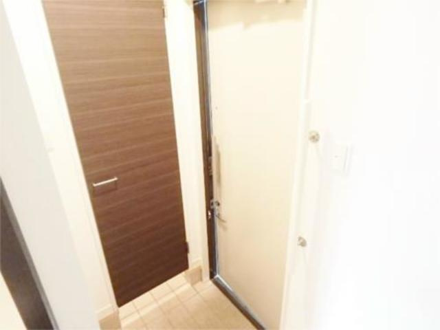 多摩市関戸３丁目のアパートの玄関