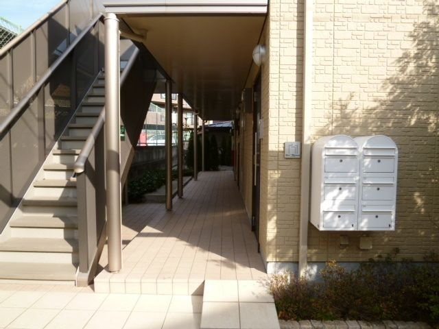 多摩市関戸３丁目のアパートのエントランス