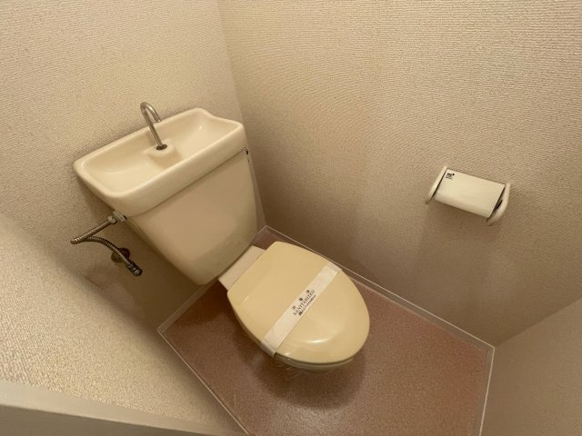 温水洗浄便座付きのトイレです♪