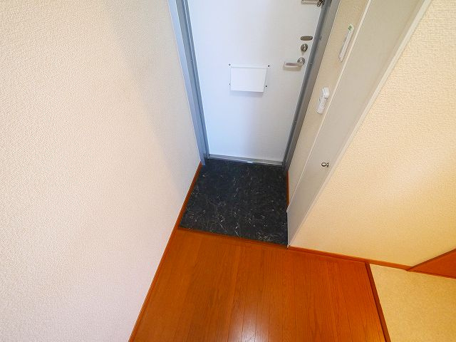 レオパレスくれーる大安寺の玄関|収納もある玄関です